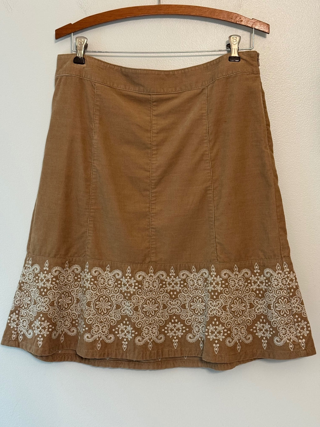 Ann Taylor Size 8  brown Skirt with White Embroidered Hem, preppy, boho, earthy