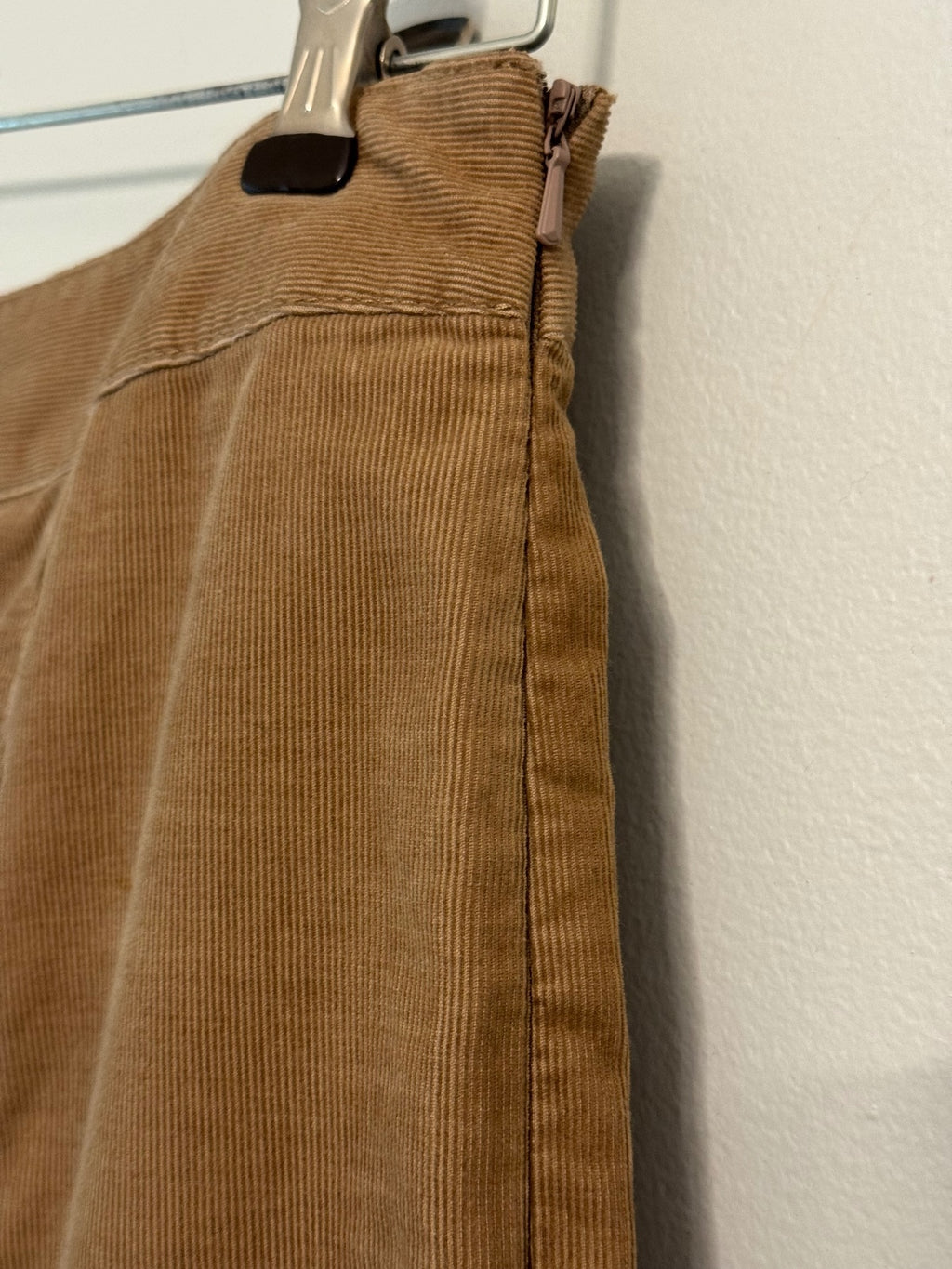 Ann Taylor Size 8  brown Skirt with White Embroidered Hem, preppy, boho, earthy