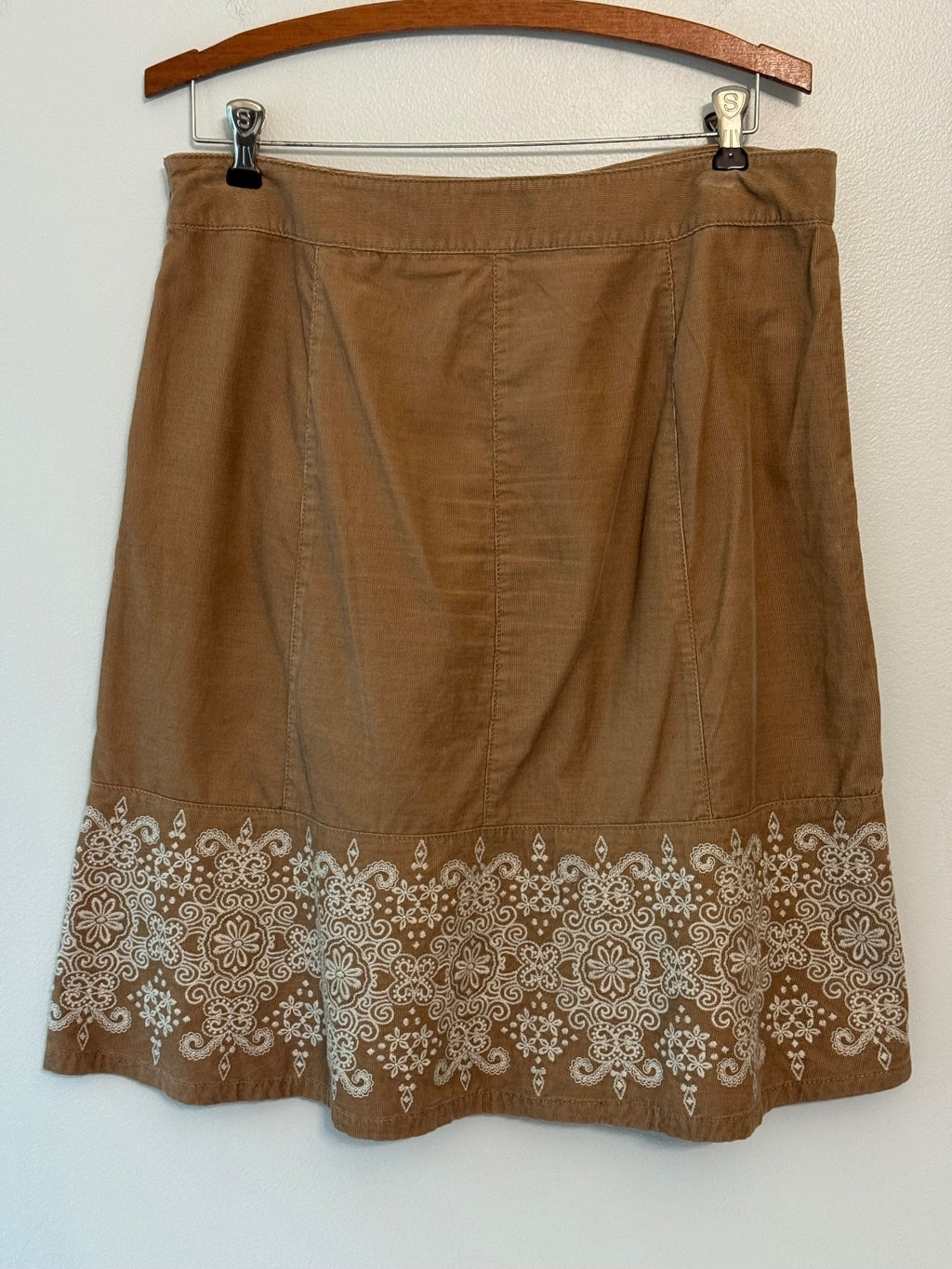 Ann Taylor Size 8  brown Skirt with White Embroidered Hem, preppy, boho, earthy